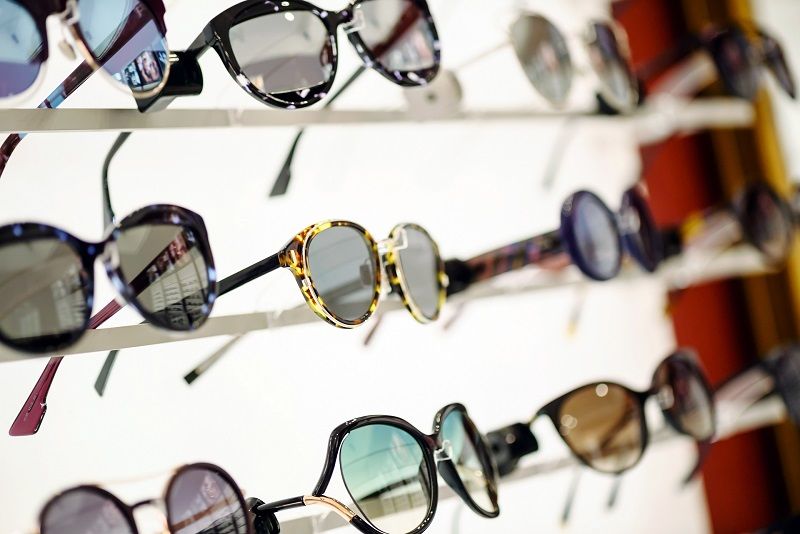 飾られたサングラス