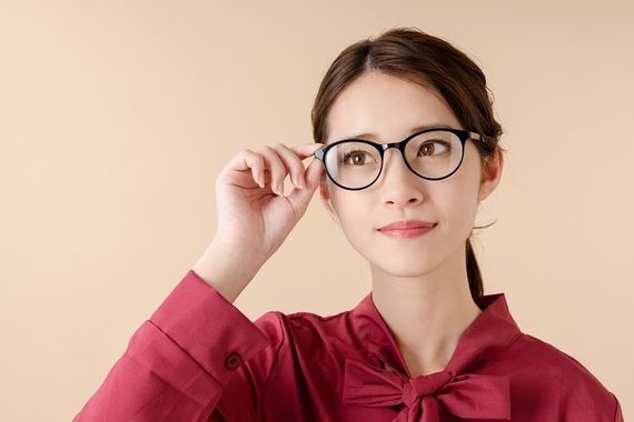 眼鏡をかけた女性