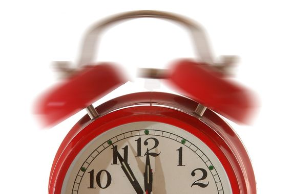 赤い目覚まし時計