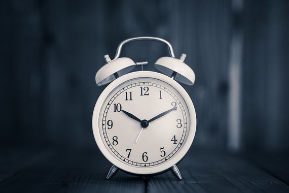 白い目覚まし時計